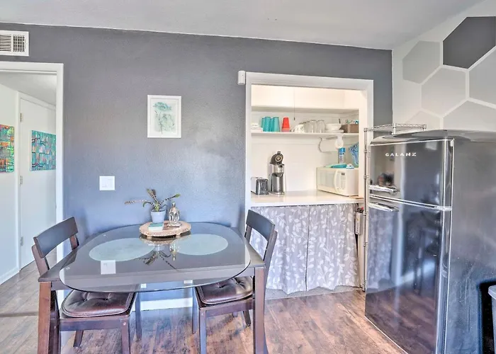 Apartment 4 Mi To Beach: Havasu W/ Pool!